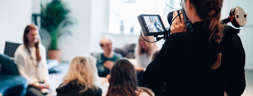 videograaf filmt medewerkers voor een vacature video.